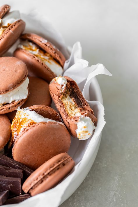 Don't let summer come to an end without making a batch of these S'mores macarons. Complete with chocolate macaron shells, homemade marshamallows, graham crackers and dark chocolate, they are the ultimate s'mores dessert for the season! Dairy free and gluten free option included. Smores Macarons, Macaron Shop, Macaron Art, Macaron Recipes, Soft Baked Cookies, Chocolate Macaron, Vanilla Marshmallows, Crispy Cookies, Soft Bakes