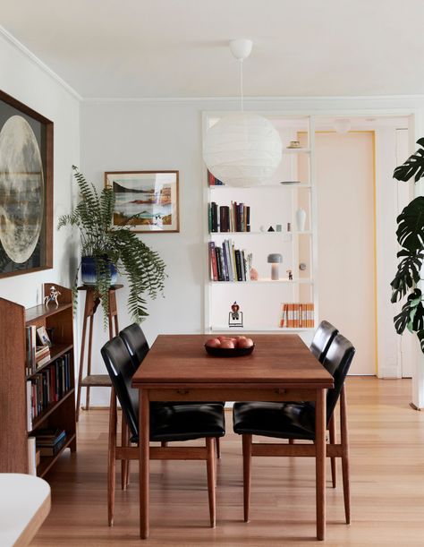 60s Interior, Melbourne Apartment, 1960s Home, Dinner Room, Leather Chairs, Art Deco Home, Australian Homes, Cool Apartments, Leather Dining Chairs