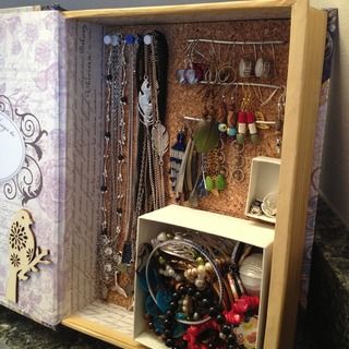 DIY Book Jewelry Box Diy Jewelry Display Ideas, Diy Jewelry Box, Jewelry Box Plans, Library Program Ideas, Reuse Recycle Repurpose, Diy Jewelry Display, Jewelry Box Diy, Magazine Crafts, Jewelry Displays