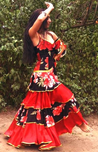 ROMANIES GYPSIES AND ROMANY GYPSY TRADITIONS DANCING CARMEN OPERA ♥ Wonderful! www.thewonderfulworldofdance.com #dance Carmen Opera, Elina Garanca, Lady Dress, Dress Designs, Belly Dance, Dance Costumes, Eminem, Boho Outfits, Bohemian Style