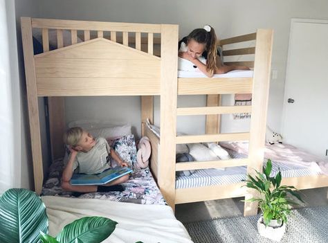 We are New Zealand based design studio that makes charming kids furniture from New Zealand pine which your kids will love! We offer a wide range of wooden bunk beds, loft beds, single beds and playhouses. Tripple Bunk Bed, Cabin Kids Room, Boys Bedroom Modern, Bunk Beds Small Room, Beds Loft, Beds Single, Sibling Room, Girls Bunk Beds, Bunk Bed Rooms