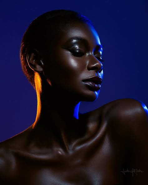 Photoshoot Studio Ideas, Dark Skin Models, Colorful Photography, Gloss Makeup, Black Magic Woman, Photoshoot Studio, Portraiture Drawing, Model Inspo, Beauty Shoot