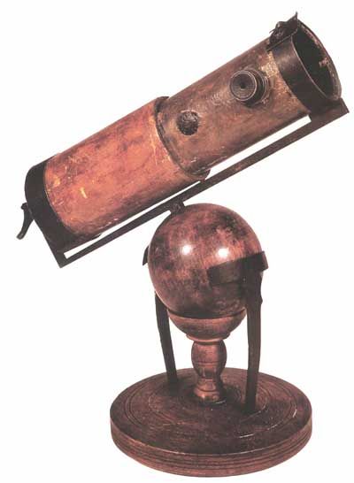 Isaac Newton's reflecting telescope, First Telescope, Astronomy Equipment, Solar System Information, Ancient Instruments, Historic Artifacts, Ancient Astrology, Reflecting Telescope, Vintage Astronomy, Scientific Instruments