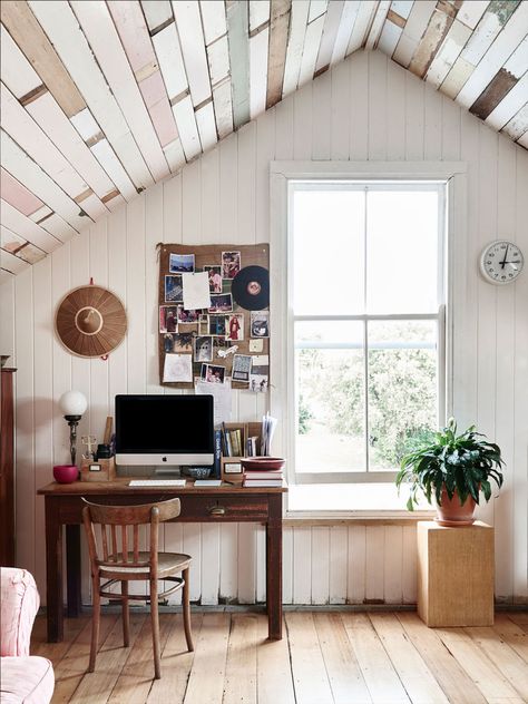 The Byron Bay Home of Anna and Andrew Swain and their family. Photo – Eve Wilson. Production – Lucy Feagins / The Design Files. Ruangan Studio, Små Rum Lidt Plads, Attic Office, Attic Design, Attic Renovation, Attic Spaces, Casa Vintage, Dekorasi Kamar Tidur, Attic Bedroom