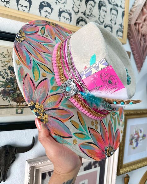 Hand painted Hats, Purses and Art by Yaya Kieu | Groovy outlaw fedora hats 💖 Velvet hat band with fringe and gold detailing 🥰 These hats have been hand painted, decorated and are… | Instagram Embellished Cowboy Hat, Hand Painted Hats, Textured Hat, Custom Cowboy Hats, Painted Hats, Painted Tote, Velvet Hat, Fedora Hats, Large Hats