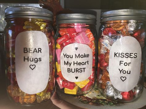 Candy Jars Mason Jar Candy Gifts, Cute Candy Gifts, Candy Jar Ideas, Gf Gift Ideas, Candy Gift Ideas, Diy Valentine Gifts For Boyfriend, Diy Christmas Gifts For Boyfriend, Homemade Gifts For Boyfriend, Cute Anniversary Gifts