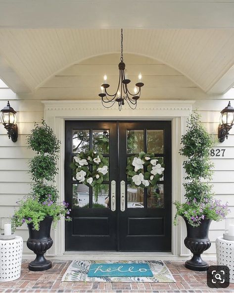 Topiary Planters Front Porches, Front Door Topiaries, Update Entryway, Diy Topiary Trees Front Doors, Front Porch Topiary Ideas, Stoop Decor, Pintu Ganda, Faux Topiary, Outdoor Topiary