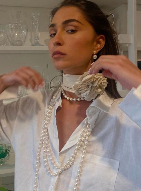 How To Style Pearls, Velvet Runway, Outfit With Pearls, Pearl Necklace Aesthetic, Pearl Necklace Outfit, Big Pearl Necklace, Street Style Jewelry, Velvet Necklace, Necklace Outfit