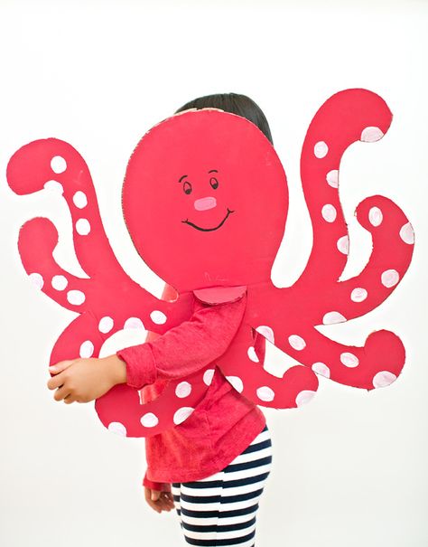 70 Creative sea animal crafts for kids (Ocean creatures) - Craftionary Super Easy Halloween Costumes, Homemade Costumes For Kids, Diy Fantasia, Sea Animal Crafts, Octopus Costume, Cardboard Costume, Fish Costume, Costume Carnaval, Diy Costumes Kids