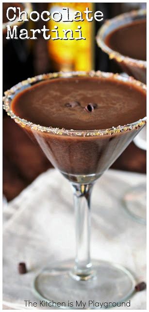 Chocolate Martini ~ This Tony Roma's copycat chocolate martini is pure chocolate decadence! #chocolatemartini  www.thekitchenismyplayground.com Grasshopper Cocktail, Chocolate Martini Recipe, Chocolate Vodka, Chocolate Decadence, Hot Chocolate Fudge, Cocktail Drinks Alcoholic, Chocolate Martini, Party Food Dessert, Peppermint Patty