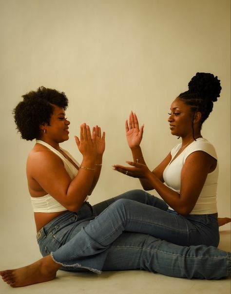 Twin Photo Shoot Ideas Sisters, Bestie Shoot Ideas, Twin Birthday Photoshoot Ideas, Poses For Pictures Friends, Sister Photoshoot Black Women, 4 Ppl Poses, Best Friend Photoshoot Black Women, Best Friend Pictures Photo Shoots Black, Black Best Friend Photoshoot