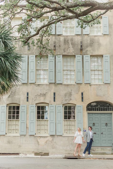 A downtown Charleston engagement session with a young, fun, outgoing couple, with an exceptional fashion style! Charleston Engagement Pictures, Charleston Engagement Photos, Places To Propose, Charleston Photography, Monterey Wedding, Charleston Engagement, Charleston Sc Wedding, Spring Engagement Photos, Photo Shoot Location