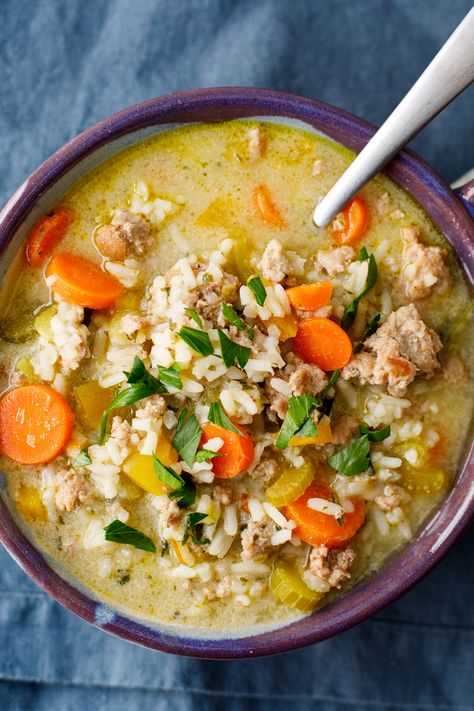 This easy ground turkey and rice soup recipe is a warm, comforting and hearty soup that will make you feel cosy this fall! Ground Turkey And Rice Soup, Turkey And Rice Soup, Ground Turkey And Rice, Turkey Rice Soup, Turkey And Rice, Ground Turkey Soup, Ground Turkey Recipes Healthy, Turkey Soup Recipe, Healthy Ground Turkey