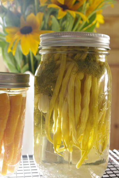 Yellow Beans Recipe, Garden Vegetable Recipes, Yellow Beans, Dilly Beans, Garden Party Recipes, Snap Beans, Butter Pickles, Onion Bread, Canned Food Storage