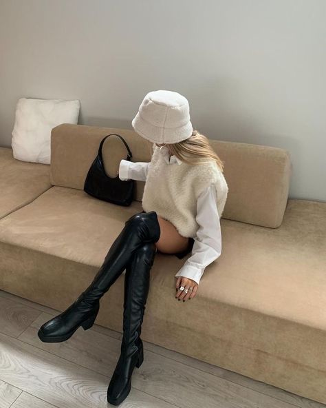 Woman wearing white fluffy bucket hat, knit vest over white oversized skirt and black knee high boots Bucket Hat Outfit, Hat Outfit, Winter Fits, Outfits With Hats, Winter 2022, How To Pose, Fall Winter Outfits, Outfits Casuales, Look Fashion