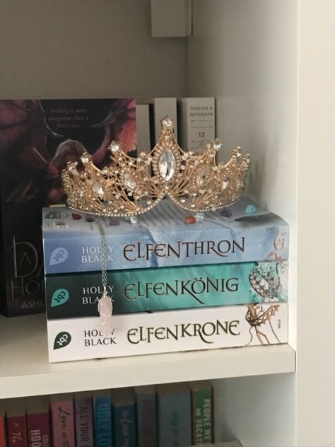 Cruel Prince Room Decor, Fantasy Bookshelf Aesthetic, The Cruel Prince Crown, Fantasy Reader Aesthetic, Cruel Prince Crown, Fantasy Bookshelf Decor, Decorated Bookshelf, Decorated Bookshelves, Tiara Aesthetic