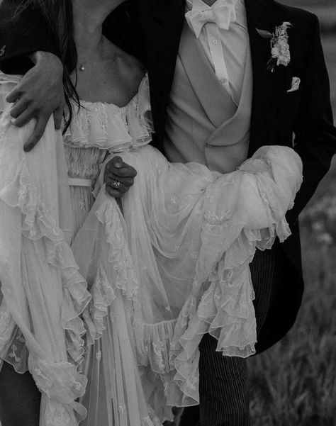 In Pics: Supermodel Taylor Hill makes a strong case for barefoot bohemian brides – Emirates Woman Taylor Hill Wedding, Boho Chic Bride, Hill Wedding, Country Music Videos, Groom Looks, Taylor Hill, Bohemian Bride, Best Wedding Dresses, Wedding Mood