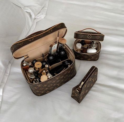 Louis Vuitton Makeup, Tas Lv, Smink Inspiration, Luxury Makeup, Bags Aesthetic, Bag Essentials, In My Bag, Essential Bag, Aesthetic Makeup