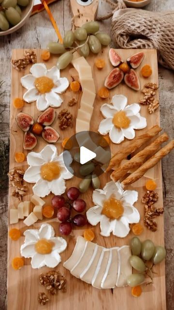 Flower Charcuterie Board, Flower Charcuterie, Bread Crackers, Picnic Spread, Charcuterie Recipes, Cured Meats, Fresh Fruits, Provolone, Charcuterie Boards