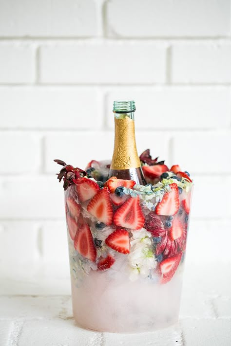 A DIY ice bucket made from ice, strawberries, blueberries, and flowers. Diy Ice Bucket, Floral Ice Bucket, Wine Chiller Bucket, Floral Ice, Fruit Ice, Party Hacks, Mothers Day Brunch, Diy Wine, Wine Chiller