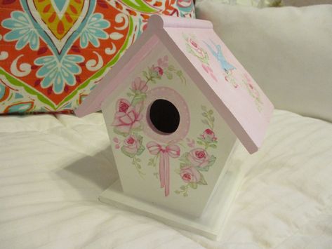 Paint Birdhouse, Bird House Painting Ideas Aesthetic, Simple Painted Birdhouses, Pink Birdhouse, Birdhouse Painting Ideas Aesthetic, Mini Birdhouses Painted, Pastel Birdhouse, Birdhouse Ideas, Chabby Chic