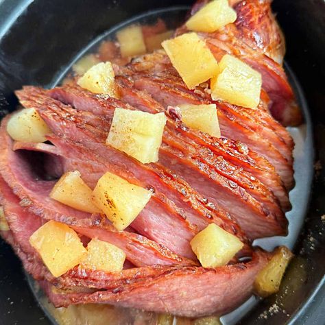 Slow Cooker Brown Sugar Ham with Pineapple Pinapple Ham, Pineapple Ham Crockpot, Cherry Ham, Ham For Easter, Ham With Pineapple, Baked Ham With Pineapple, Slow Cooker Ham Recipes, Ham Recipes Crockpot, Sugar Ham