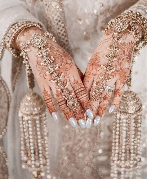 How many of you would prefer to wear hand jewelry (a pachangla) on your big day? 📸: @shaadisaga  #bridalspk #bridalspkblog #bridalspkpicks #bridalspkphotos #bridalspkbeauty #bridalspkweddings #bridalspkmakeup #bridalspkbrides #bridalspkjewelry #bridalspkcouples #bridalspkinsta #bridalspktrends #shaadisaga #handjewelry #traditionalbrides #desibrides #desiwedding #pakistanibridalwear #pakistaniphotographers #happybridesaretheprettiest #wedmegood #weddingsutra #instabrides #instajewelry #indianjew Pakistani Hand Jewellery, Bridal Hand Jewelry Indian, Indian Bangles Aesthetic, Mahendi Designs, Bridal Jewellery Inspiration, Wedding Aesthetics, Pakistani Clothes, Indian Bridal Jewelry Sets, Bridal Jewellery Design