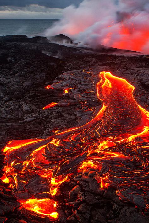 Volcanic flow @danilove_xo Volcano Pictures, Volcano Lava, Erupting Volcano, Forces Of Nature, Lava Flow, Sopot, Natural Phenomena, Science And Nature, Natural Disasters