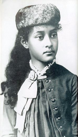 Ka‘iulani Crown Princess of the Hawai‘i, born Victoria Ka‘iulani Kalaninuiahilapalapa Kawēkiu i Lunalilo Cleghorn. Queen Of Hawaii, Hawaiian Royalty, Hawaiian Monarchy, Poly Pride, Hawaiian Clothes, Princess Kaiulani, Haku Lei, Hawaiian History, Hawaiian Art