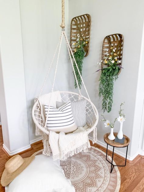 Hanging Chair Living Room, Comfortable Chairs For Bedroom, Swing Chair Bedroom, Kids Hanging Chair, Room Swing, Macrame Hanging Chair, Redecorate Bedroom, Cozy Room Decor, Chaise Design