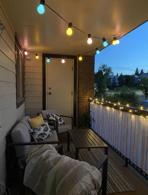 College Patio Decor, College House Backyard, Cute Apartment Ideas For Couples Bedroom, Apartment Aesthetic Couple, Cozy Apartment Patio, Apartment Decorating With Boyfriend, Moving Into First Apartment Aesthetic, First Apartment Together Couples, Apt Patio Ideas