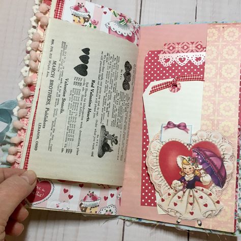 Valentine Junk Journal Ideas, Valentine Journal, Junk Journal Ideas, Envelope Book, Journal Making, Smash Books, Valentine Ideas, Mini Scrapbook Albums, December Daily