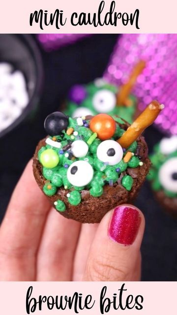 Green Buttercream, Mini Brownie Bites, Halloween Bunco, Caramel Squares, Fun Halloween Ideas, Halloween Brownies, Dessert Holiday, Mini Brownies, Witches Broom