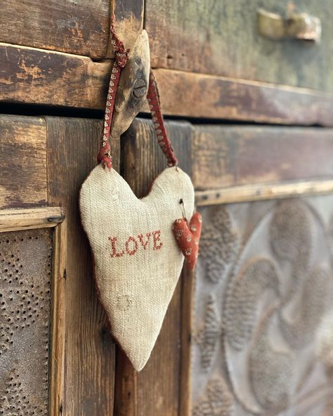 Primitive Valentine Decor, Valentines Inspiration, Instagram Heart, Patchwork Heart, Valentines Day Wishes, Valentine Projects, Fabric Hearts, Diy Valentines Crafts, Primitive Crafts