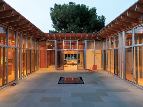 The square fountain at the courtyard's center is a modern rendition of a very traditional feature in many Middle Eastern homes. U Shaped Houses, Modern Courtyard, Modern Outdoor Spaces, Artist Studios, Courtyard House Plans, Courtyard Design, Casas Coloniales, Architecture Model Making, Container House Plans