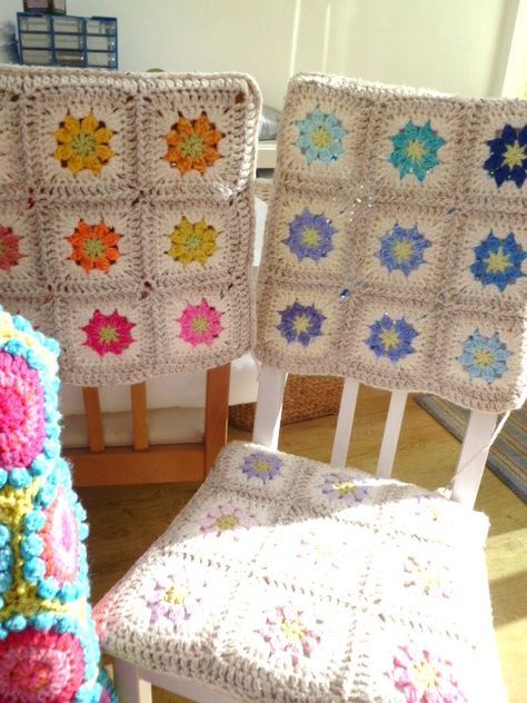 Total Pinspiration once again! Granny crochet squares and some pretty covered chairs! ¯\_(ツ)_/¯  I'm all over this project! Crochet Chair Back Cover, Crochet Chair Covers Free Pattern, Crochet Cafe, Old Dining Room, Crochet Chair, Crochet Furniture, 2023 Crochet, Chair Back Covers, Place Making