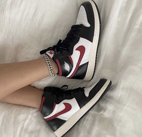 Red Air Forces, Black And White Jordans, Black Air Force 1, Trendy Shoes Sneakers, All Nike Shoes, Air Forces, Cute Nike Shoes, Fresh Shoes, Shoe Inspiration