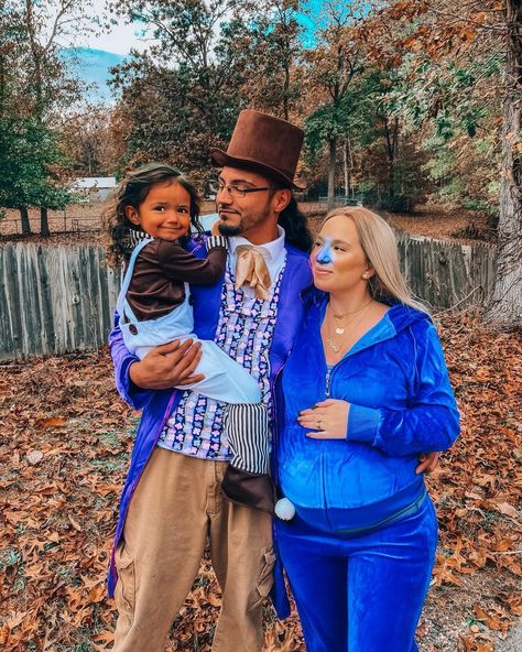 Pregnant Violet Costume, Charlie And The Chocolate Factory Family Costume, Violet Beauregarde Costume Pregnant, Willy Wonka Costume Family, Diy Umpa Lumpa Costume, Pregnant Costume Ideas Family, Willy Wonka And Oompa Loompa Costume, Willy Winks Family Costume, Baby Oompa Loompa Costume