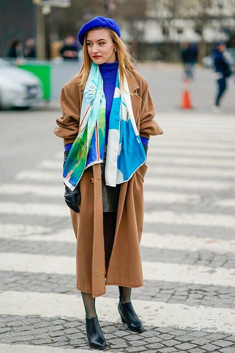 Blue Beret Outfit, Styling A Beret, Coats Outfit, Beret Outfit, Blue Beret, Scarf Colors, Street Style Ideas, Blue Silk Scarf, Camel Coat Street Style