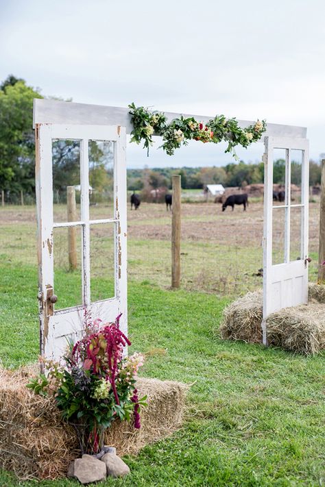 Old Doors Wedding, Hay Bale Wedding, Rustic Wedding Details, Wedding Doors, Wedding Arch Rustic, Rustic Farm Wedding, Wedding Entrance Decor, Rustic Wedding Decorations, Rustic Boho Wedding