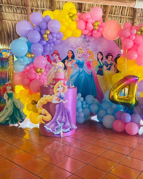 Disney Princess Birthday Party Balloons, Disney Princess Balloon Arch, Disney Princess Party Ideas Decorations, Photo Backdrop Design, 30th Birthday Background, Disney Princess Birthday Party Ideas, Disney Princess Centerpieces, Disney Princess Theme Birthday Party, Round Photo Backdrop