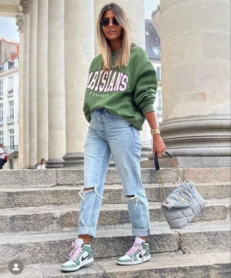 Women’s Outfit With Blazer, Spring Street Style 2023 Women, Spring Sporty Outfits, Casual Street Style 2023, Streetstyle 2023 Women, Pinterest Outfits Winter, Loose Fitting Outfits, Casual Chic Spring Outfits, Style Winter 2023