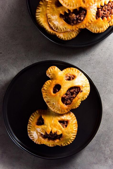 These Halloween menu ideas will be a hit at your next party. Halloween And Fall Recipes, Spooky Savory Food, Halloween Mini Quiche, Hand Foods For Dinner, Vegan Halloween Recipes Savory, Clever Funny Halloween Costumes, Halloween Hand Pies Savory, Halloween Hot Food, Halloween Meat Pies