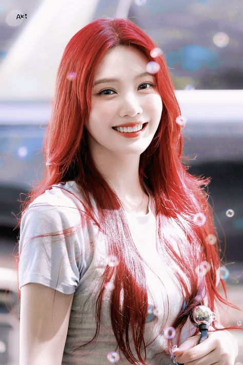 Joy Red Velvet Red Hair, Velvet Red Hair, Red Velvet Makeup, Red Hair Era, Velvet Makeup, Joy Rv, Park Sooyoung Joy, Miss Korea, Joy Red Velvet