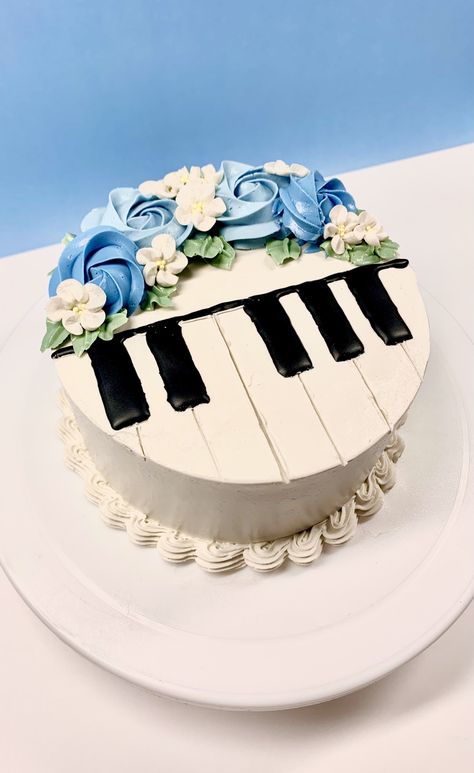 Fondant Cake Ideas, Piano Cake, Piano Cakes, Keyboard Music, Purple Cake, Amazing Food Hacks, Purple Cakes, Cake Vanilla, Irish Cottage