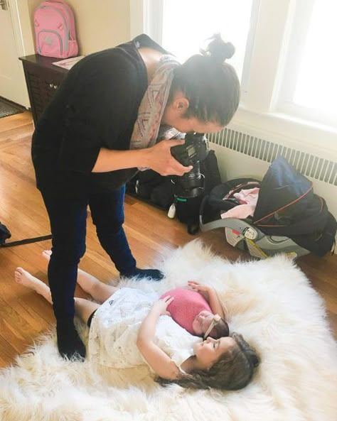 15 Ideen für wunderschöne Babyfotos zuhause Ein professionelles Babyshooting kostet viel Geld und nicht immer fühlt sich das Baby in der fremden Umgebung wohl. Dank einiger Ideen kannst du schöne Babyfotos auch einfach zuhause verwirklichen. Luna Nursery, Newborn Family Photos At Home, Family Photos At Home, Sibling Photography Newborn, Newborn Sibling, Sweet Photography, Baby Boy Newborn Photography, Family Photos With Baby, Newborn Family Photography