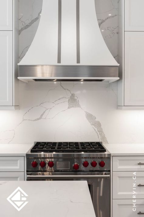 A luxurious white and grey kitchen with a two-tone metal range hood and quartz backsplash. White Range Hoods, Images Of Kitchens, White Transitional Kitchen, Best Range Hoods, Florida Kitchen, Quartz Backsplash, Kitchen Vent, Colonial Kitchen, White Range