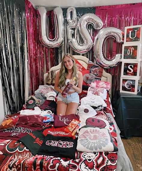 University Of South Carolina Bed Party, College Commitment Pictures Bed, College Reveal Picture, Uofsc Aesthetic, Bed Party College, Usc Dorm, College Bed Party, College Announcements, College Bed