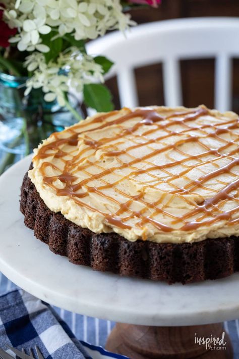 Chocolate Cake with Salted Caramel Buttercream Caramel Buttercream Recipe, Chocolate Cake With Salted Caramel, Salted Caramel Buttercream, Easy Mug Cake, Moist Cake Recipe, Salty Caramel, Chocolate And Caramel, Caramel Buttercream, Homemade Chocolate Cake