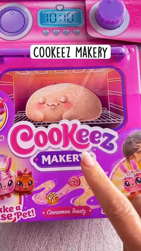 🎄🎁Holiday Gift Guide🎁🎄 Make a surprise plush with Cookeez Makery Cinnamon Treatz🧁. #holidaygiftguide #giftideasforkids #surprisetoys #cookeezmakery #plushies Christmas Toys For Girls Kids, Christmas Gifts Ideas For Kids, Christmas Toys For Kids, Cool Toys For Teens, Cute Toys For Kids, Mini Brands Toys Diy, Talking Video, Toy Videos, Video Asmr